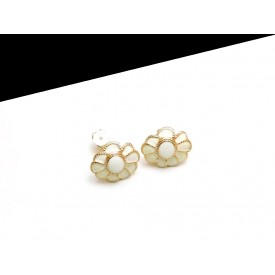 Cercei clips floare alba cu 9 petale inegale